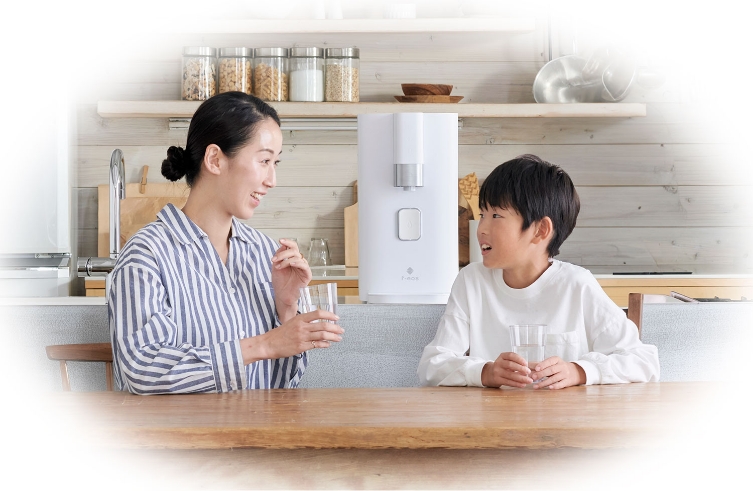 お母さんと子供が水を飲む画像